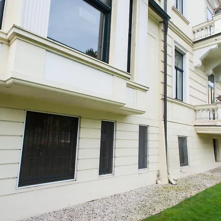 - Perfect For Bigger Groups *