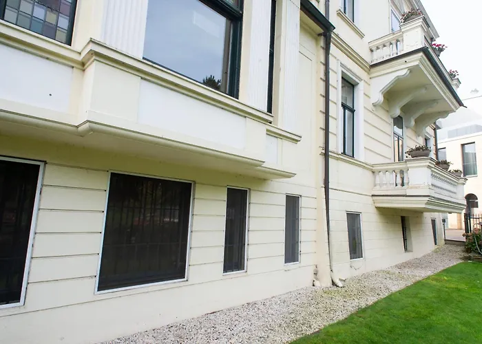 - Perfect For Bigger Groups *